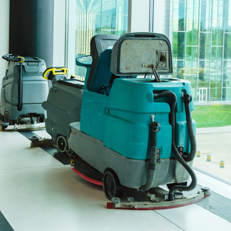 steerable scrubber dryer with steering is designed for cleaning floors in large areas.